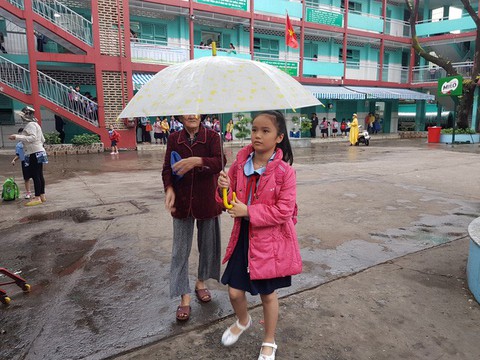 Nhiều trường ở Sài Gòn cho học sinh nghỉ sớm tránh bão Tembin - Ảnh 17. Nhiều trường ở Sài Gòn cho học sinh nghỉ sớm tránh bão Tembin - Ảnh 17.