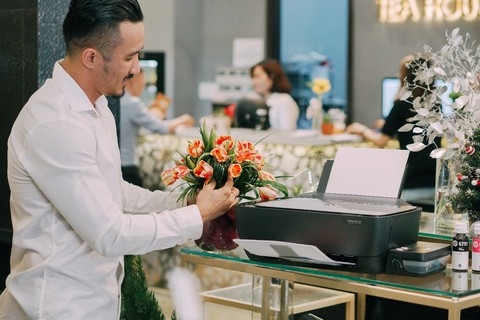 Một ngày làm việc của ông chủ tiệm hoa đất Sài Thành - Ảnh 1. Một ngày làm việc của ông chủ tiệm hoa đất Sài Thành - Ảnh 1.