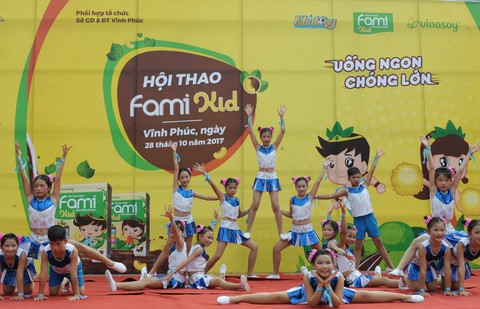 2,8 triệu suất sữa đậu nành cho hơn 200.000 em học sinh tiểu học - Ảnh 1. 2,8 triệu suất sữa đậu nành cho hơn 200.000 em học sinh tiểu học - Ảnh 1.