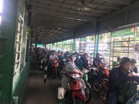 Dân Sài Gòn nườm nượp qua phà, ra bến xe chơi lễ - Ảnh 1. Dân Sài Gòn nườm nượp qua phà, ra bến xe chơi lễ - Ảnh 1.
