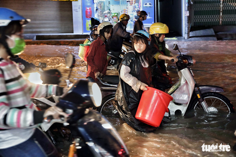 TP.HCM mưa to gió lớn, đường ngập nặng, nhà tốc mái - Ảnh 11. TP.HCM mưa to gió lớn, đường ngập nặng, nhà tốc mái - Ảnh 11.