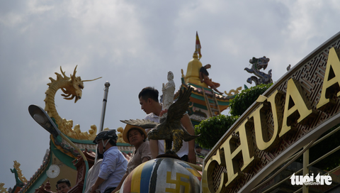 Một thanh niên nghi ‘ngáo đá’ quậy trên nóc chùa gần 10 giờ - Ảnh 7.