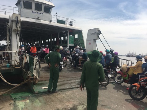Dân Sài Gòn nườm nượp qua phà, ra bến xe chơi lễ - Ảnh 2. Dân Sài Gòn nườm nượp qua phà, ra bến xe chơi lễ - Ảnh 2.