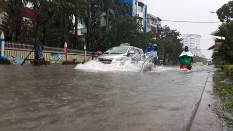 Nhiều khu vực miền Trung chìm trong nước lũ - Ảnh 6. Nhiều khu vực miền Trung chìm trong nước lũ - Ảnh 6.