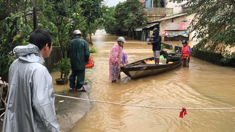 Nhiều khu vực miền Trung chìm trong nước lũ - Ảnh 10. Nhiều khu vực miền Trung chìm trong nước lũ - Ảnh 10.