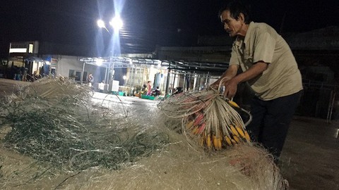 Ngư dân Ninh Thuận chạy nước rút tránh bão, TP.HCM cấm biển - Ảnh 5. Ngư dân Ninh Thuận chạy nước rút tránh bão, TP.HCM cấm biển - Ảnh 5.