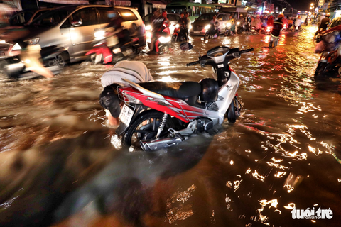 TP.HCM mưa to gió lớn, đường ngập nặng, nhà tốc mái - Ảnh 4. TP.HCM mưa to gió lớn, đường ngập nặng, nhà tốc mái - Ảnh 4.
