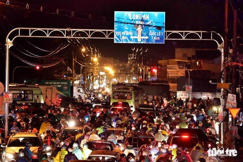 TP.HCM mưa to gió lớn, đường ngập nặng, nhà tốc mái - Ảnh 5. TP.HCM mưa to gió lớn, đường ngập nặng, nhà tốc mái - Ảnh 5.