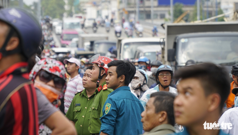 Một thanh niên nghi ‘ngáo đá’ quậy trên nóc chùa gần 10 giờ - Ảnh 10.