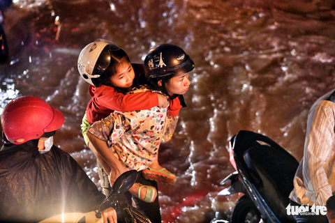 TP.HCM mưa to gió lớn, đường ngập nặng, nhà tốc mái - Ảnh 7. TP.HCM mưa to gió lớn, đường ngập nặng, nhà tốc mái - Ảnh 7.