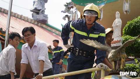 Một thanh niên nghi ‘ngáo đá’ quậy trên nóc chùa gần 10 giờ - Ảnh 12.