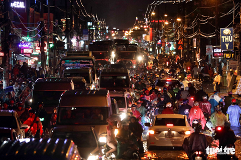 TP.HCM mưa to gió lớn, đường ngập nặng, nhà tốc mái - Ảnh 9. TP.HCM mưa to gió lớn, đường ngập nặng, nhà tốc mái - Ảnh 9.