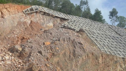 Sạt lở taluy đường cao tốc Đà Nẵng - Quảng Ngãi - Ảnh 1. Sạt lở taluy đường cao tốc Đà Nẵng - Quảng Ngãi - Ảnh 1.