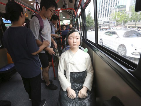 Tượng ‘phụ nữ mua vui’ đặt trên xe bus tại Hàn Quốc - Ảnh 1. Tượng ‘phụ nữ mua vui’ đặt trên xe bus tại Hàn Quốc - Ảnh 1.
