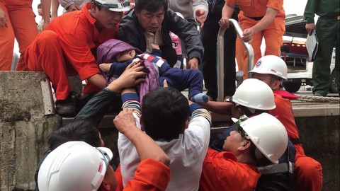 Vượt sóng 3m đưa bé 8 tháng vào bờ cấp cứu - Ảnh 1. Vượt sóng 3m đưa bé 8 tháng vào bờ cấp cứu - Ảnh 1.