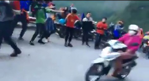 Tranh cãi việc nhóm phượt nhảy giữa đường đèo Mã Pí Lèng - Ảnh 4. Tranh cãi việc nhóm phượt nhảy giữa đường đèo Mã Pí Lèng - Ảnh 4.