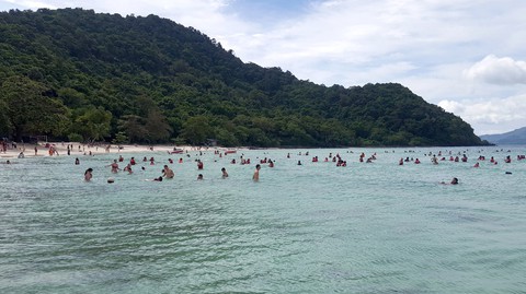 Bay đến Phuket nhảy múa ở vũ trường nổi giữa biển - Ảnh 3. Bay đến Phuket nhảy múa ở vũ trường nổi giữa biển - Ảnh 3.
