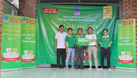 PVFCCo tiếp tục trao vàng cho khách hàng trúng thưởng - Ảnh 2. PVFCCo tiếp tục trao vàng cho khách hàng trúng thưởng - Ảnh 2.