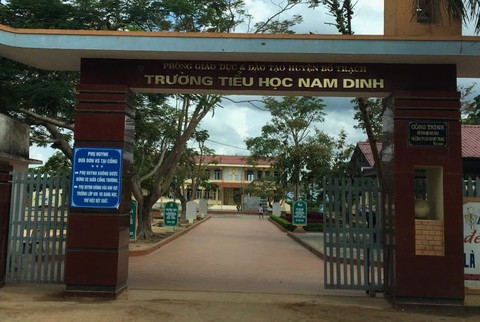 Buộc hiệu trưởng xin lỗi, trả lại tiền lạm thu - Ảnh 1. Buộc hiệu trưởng xin lỗi, trả lại tiền lạm thu - Ảnh 1.