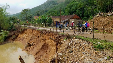Sông Son sạt lở nghiêm trọng đe dọa đường dân sinh độc đạo - Ảnh 2. Sông Son sạt lở nghiêm trọng đe dọa đường dân sinh độc đạo - Ảnh 2.