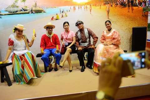 Nô nức săn tour giá rẻ, vé máy bay 0 đồng ở Hội chợ Du lịch quốc tế TP.HCM - Ảnh 6. Nô nức săn tour giá rẻ, vé máy bay 0 đồng ở Hội chợ Du lịch quốc tế TP.HCM - Ảnh 6.