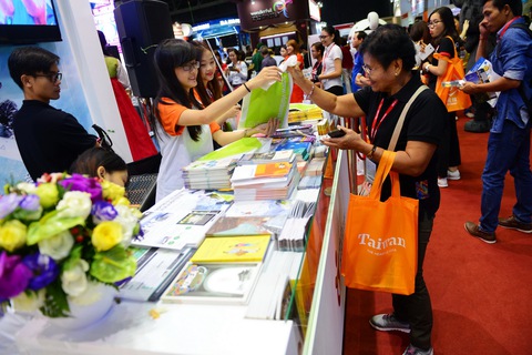 Nô nức săn tour giá rẻ, vé máy bay 0 đồng ở Hội chợ Du lịch quốc tế TP.HCM - Ảnh 5. Nô nức săn tour giá rẻ, vé máy bay 0 đồng ở Hội chợ Du lịch quốc tế TP.HCM - Ảnh 5.