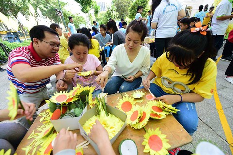 Hướng dương bừng sáng ở Sài Gòn và Hà Nội - Ảnh 16. Hướng dương bừng sáng ở Sài Gòn và Hà Nội - Ảnh 16.