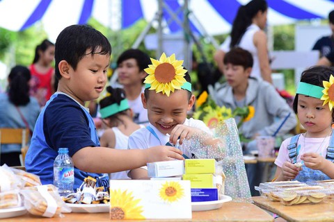 Hướng dương bừng sáng ở Sài Gòn và Hà Nội - Ảnh 20. Hướng dương bừng sáng ở Sài Gòn và Hà Nội - Ảnh 20.