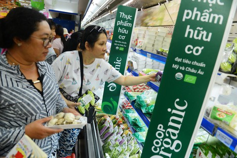 Đã quen dần việc soi tem thực phẩm - Ảnh 1. Đã quen dần việc soi tem thực phẩm - Ảnh 1.