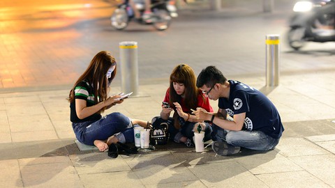 Cô đơn, sinh viên dùng smartphone nhiều hơn - Ảnh 1. Cô đơn, sinh viên dùng smartphone nhiều hơn - Ảnh 1.