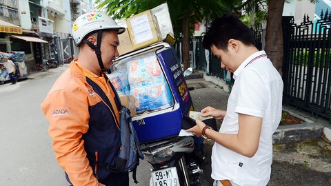Giao hàng vỡ trận không theo kịp mua sắm online - Ảnh 1. Giao hàng vỡ trận không theo kịp mua sắm online - Ảnh 1.