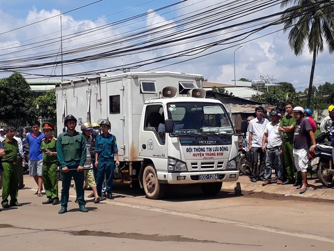 Tài xế buộc nhân viên thu phí nhận tiền lẻ, quốc lộ 1 kẹt cứng - Ảnh 5. Tài xế buộc nhân viên thu phí nhận tiền lẻ, quốc lộ 1 kẹt cứng - Ảnh 5.
