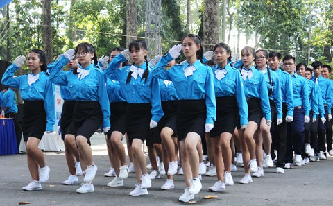 Công viên ngày chủ nhật rợp màu áo xanh - Ảnh 1. Công viên ngày chủ nhật rợp màu áo xanh - Ảnh 1.