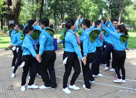 Công viên ngày chủ nhật rợp màu áo xanh - Ảnh 5. Công viên ngày chủ nhật rợp màu áo xanh - Ảnh 5.
