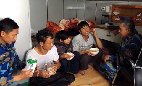 Dặm dài cứu nạn khơi xa - Ảnh 6. Dặm dài cứu nạn khơi xa - Ảnh 6.