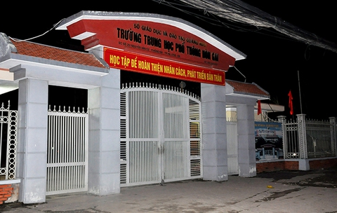 Rơi từ khu nhà 5 tầng, học sinh lớp 10 tử vong - Ảnh 1. Rơi từ khu nhà 5 tầng, học sinh lớp 10 tử vong - Ảnh 1.