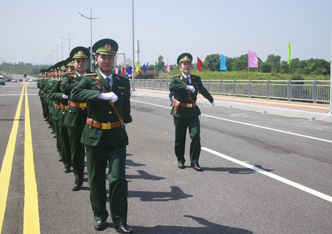 Khánh thành cầu Bắc Luân 2 nối Việt Nam - Trung Quốc - Ảnh 2. Khánh thành cầu Bắc Luân 2 nối Việt Nam - Trung Quốc - Ảnh 2.