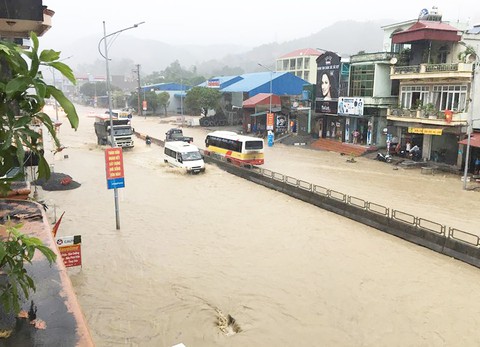 Quảng Ninh: Mưa lớn, nhiều điểm ngập sâu - Ảnh 1. Quảng Ninh: Mưa lớn, nhiều điểm ngập sâu - Ảnh 1.