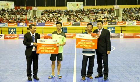 Khán giả TP.HCM hào hứng với Futsal - Ảnh 2. Khán giả TP.HCM hào hứng với Futsal - Ảnh 2.