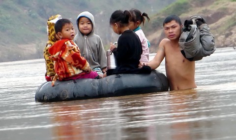 Ngồi phao vượt sông đến trường - Ảnh 1. Ngồi phao vượt sông đến trường - Ảnh 1.
