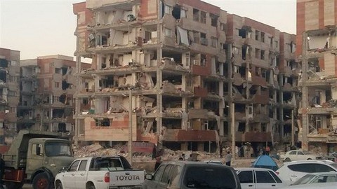 Thị trấn Iran tan hoang sau động đất, hơn 200 người chết - Ảnh 3. Thị trấn Iran tan hoang sau động đất, hơn 200 người chết - Ảnh 3.