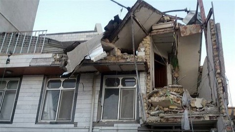 Thị trấn Iran tan hoang sau động đất, hơn 200 người chết - Ảnh 4. Thị trấn Iran tan hoang sau động đất, hơn 200 người chết - Ảnh 4.