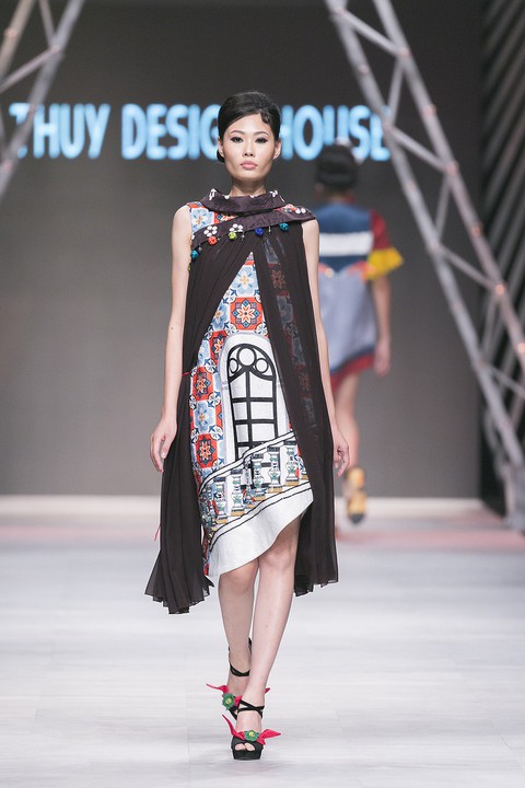 Ngô Thanh Vân đưa thời trang Cô Ba Sài Gòn lên sàn catwalk - Ảnh 9. Ngô Thanh Vân đưa thời trang Cô Ba Sài Gòn lên sàn catwalk - Ảnh 9.