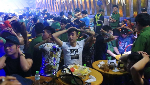 Đột kích phát hiện hàng chục người phê ma túy trong bar F1 - Ảnh 1. Đột kích phát hiện hàng chục người phê ma túy trong bar F1 - Ảnh 1.
