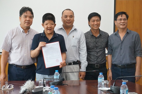 Bé Bôm của Quốc Tuấn nhận học bổng âm nhạc - Ảnh 2. Bé Bôm của Quốc Tuấn nhận học bổng âm nhạc - Ảnh 2.