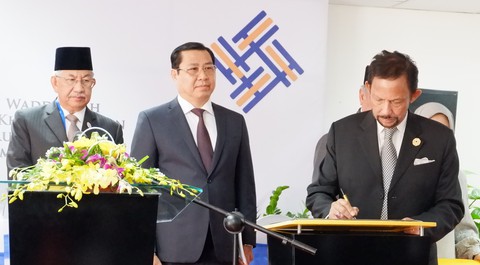 Quốc vương Brunei ký khai trương trung tâm tiếng Anh tại Đà Nẵng - Ảnh 1. Quốc vương Brunei ký khai trương trung tâm tiếng Anh tại Đà Nẵng - Ảnh 1.