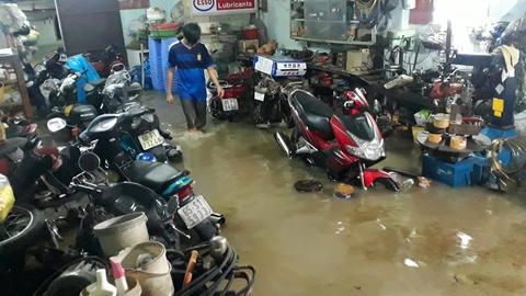 Quốc lộ 51 ngập lênh láng như sông, giao thông chia cắt - Ảnh 10. Quốc lộ 51 ngập lênh láng như sông, giao thông chia cắt - Ảnh 10.