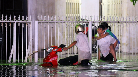 Quốc lộ 51 ngập lênh láng như sông, giao thông chia cắt - Ảnh 9. Quốc lộ 51 ngập lênh láng như sông, giao thông chia cắt - Ảnh 9.