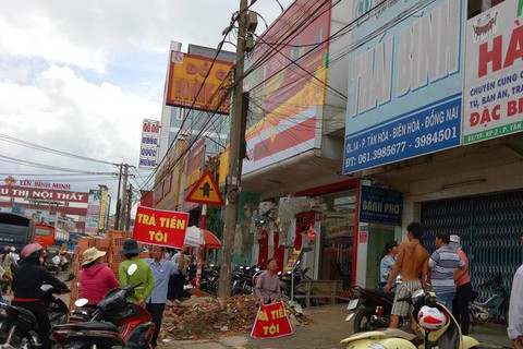 Dân vây trụ sở quỹ tín dụng, đòi trả hơn 50 tỉ đồng - Ảnh 1. Dân vây trụ sở quỹ tín dụng, đòi trả hơn 50 tỉ đồng - Ảnh 1.
