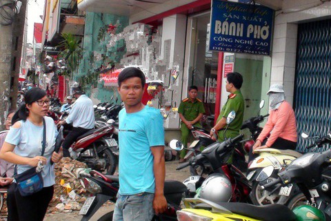 Dân vây trụ sở quỹ tín dụng, đòi trả hơn 50 tỉ đồng - Ảnh 2. Dân vây trụ sở quỹ tín dụng, đòi trả hơn 50 tỉ đồng - Ảnh 2.